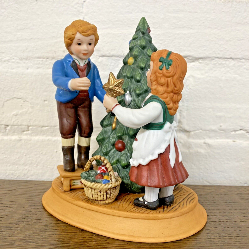 Avon Figurine "Keeping The Christmas Tradition" (1982) Traditional 2nd Edition - Picture 3 of 10